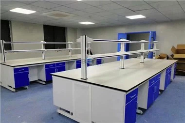 Testbank van staal en hout